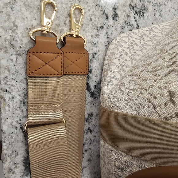 NWOT- Michael Kors Signature Weekender Bag - Picture 4 of 6